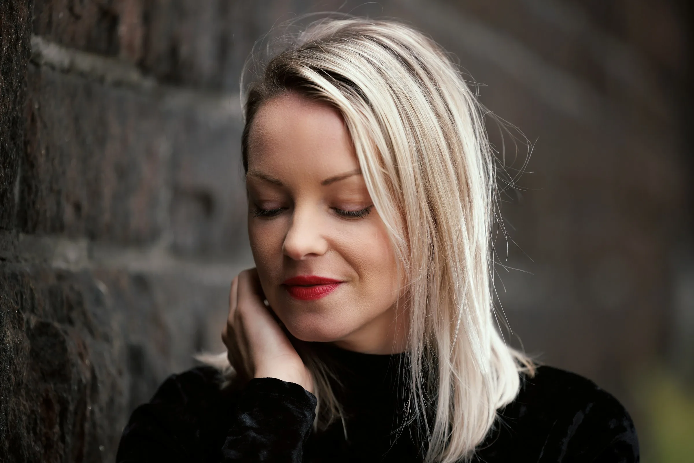 Gözleri kapalı, eli yüzünde kadın
