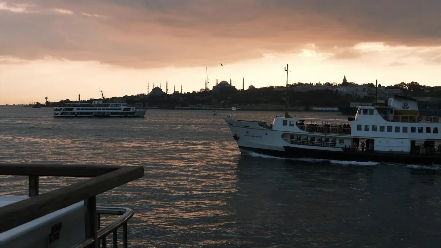 İstanbul Boğazı üzerinde gün batımında vapurlar
