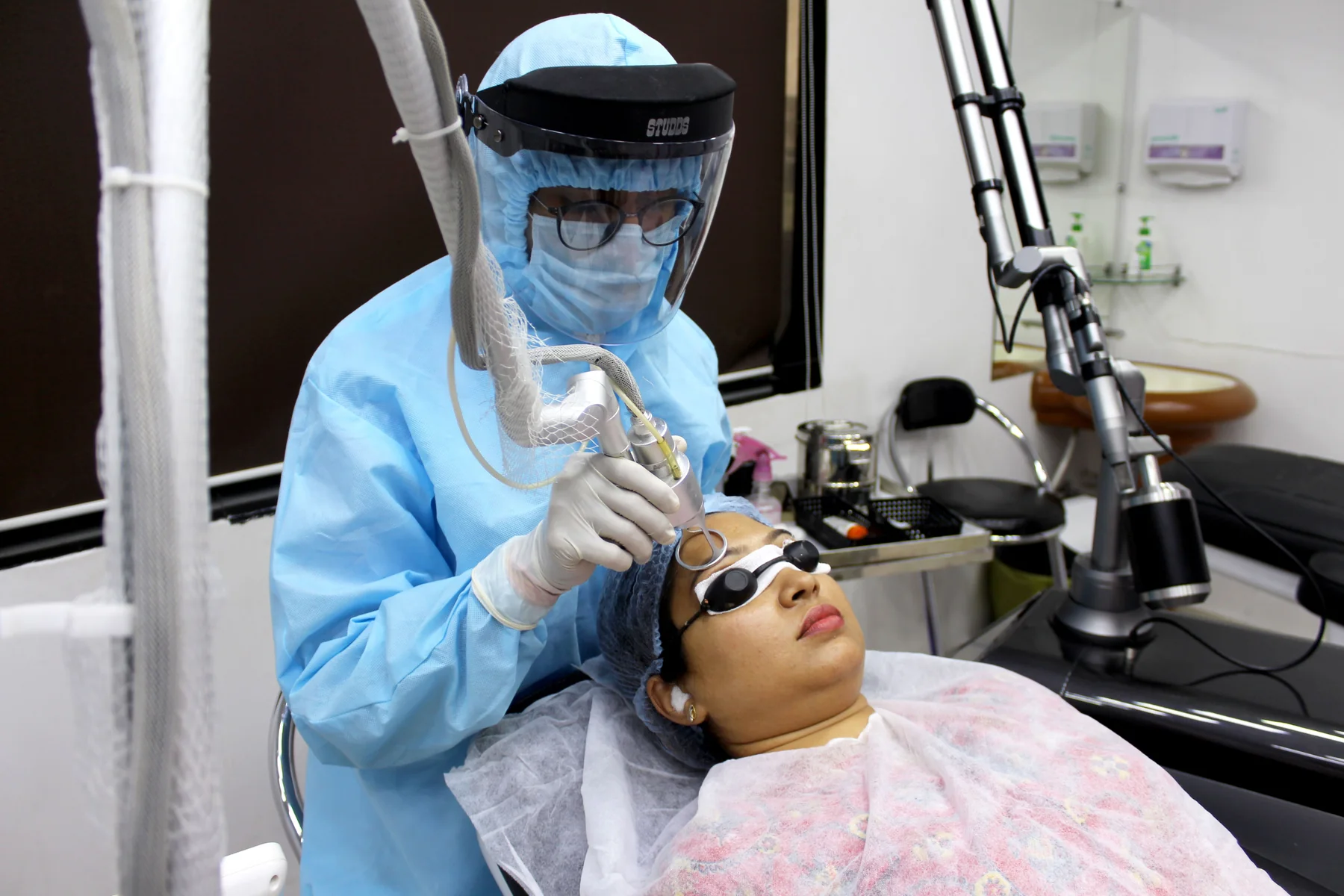 Klinikte lazer destekli cilt bakımı uygulaması