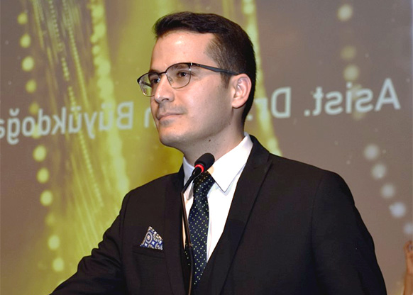 Op. Dr. Hasan Büyükdoğan kürsüde sunum yaparken